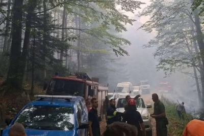 PLJEŠEVICA GORI, U AKCIJU KRENUO HELIKOPTER OSBiH: Vatrena stihija prijeti na nepristupačnom i minski sumnjivom terenu