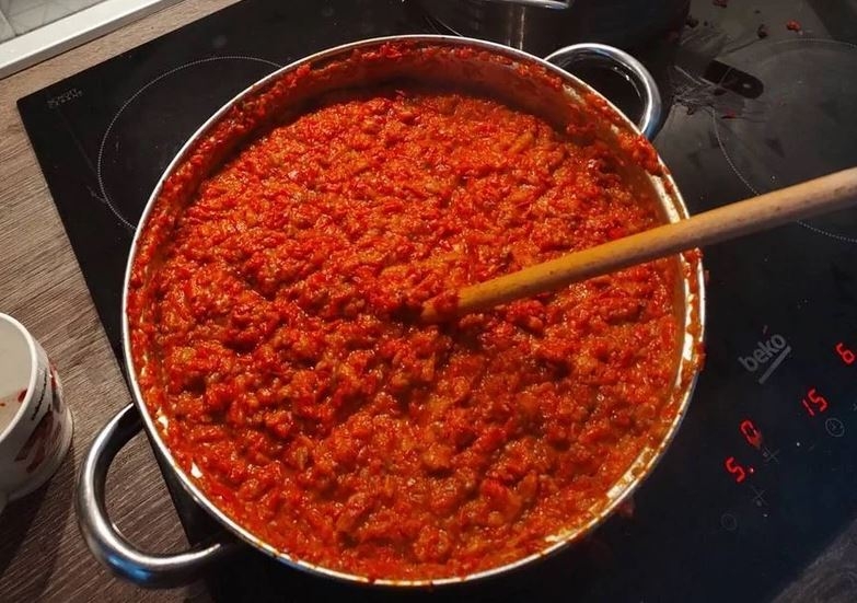 Omjer koji je pun pogodak: Evo kako se pravilno pravi ajvar, na 5kg paprika ide ovoliko sirćeta i ulja