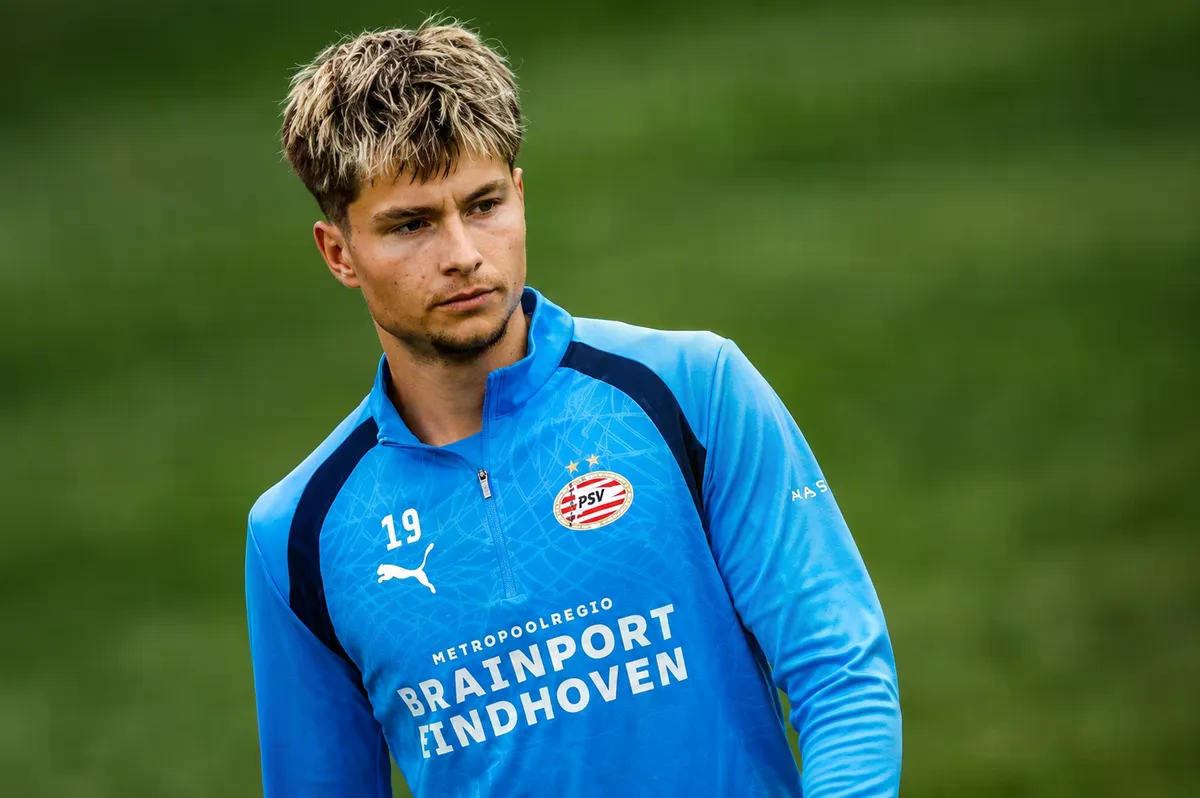 Poznato zbog čega je Esmir Bajraktarević pred meč sa Villarrealom prebačen u rezervni tim PSV Eindhovena