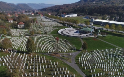 Trajni podsjetnik na genocid: Cvijet Srebrenice na Trgu Ujedinjenih nacija u Beču