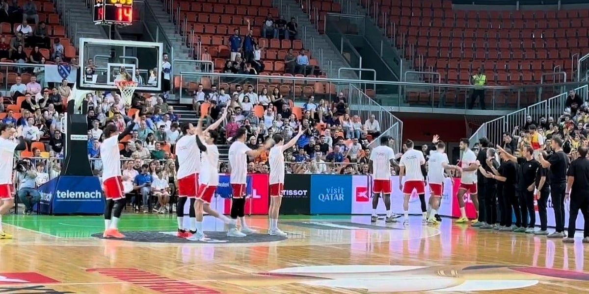 Pogledajte kako je Tarik Biberović dočekan ovacijama u Zenici pred početak utakmice protiv BiH