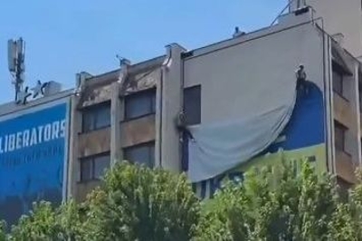 Zelenski itekako razočarao Kosovare: Uklanjaju ogromnu zastavu Ukrajine iz centra Prištine