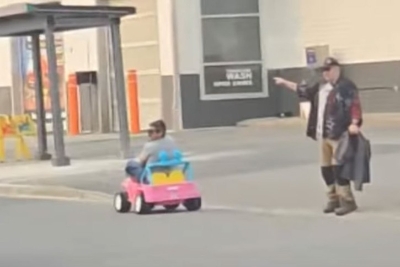 Muškarac u dječijem autiću! Vozio Barbimobil pa ostao bez dozvole i završio na sudu VIDEO