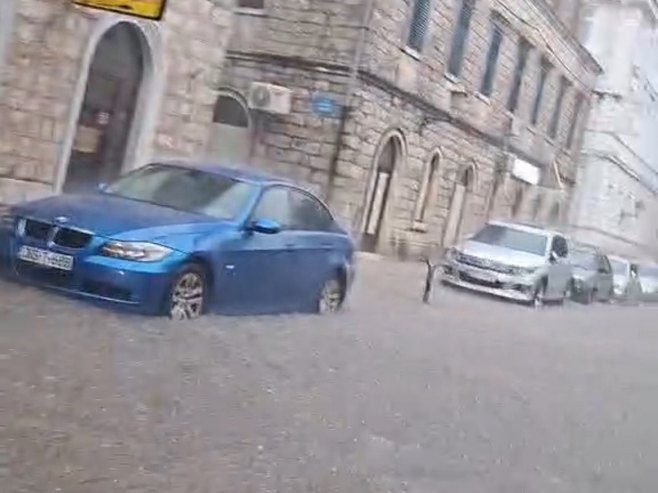 Nevrijeme u Trebinju praćeno obilnom kišom (FOTO)