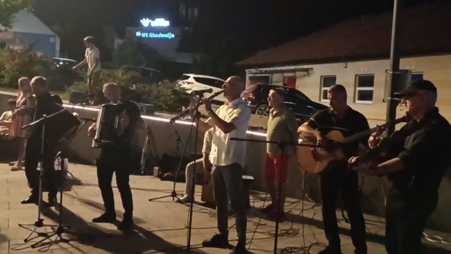 Orkestar Mama Mija oduševio publiku na manifestaciji "Ljeto u Tuzli"