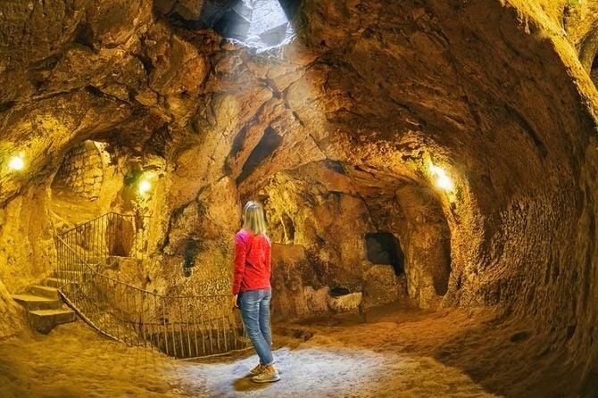 Renovirao kuću i primijetio da mu kokoši nestaju u pukotini: Evo šta je pronašao