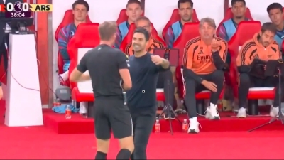 Video / Arteta pokušao zagrliti suca, on mu priredio najveće poniženje u karijeri