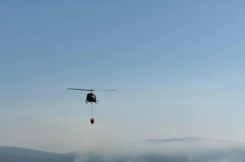 Požar na Čvrsnici i dalje aktivan, na požarištu djelovao i helikopter OS BiH