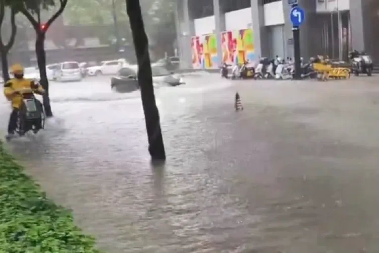 Stotine hiljada evakuirane u Šangaju zbog tajfuna Dolphin, prijete poplave