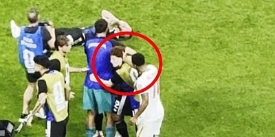 Bellingham s leđa udario igrača Argentine dok je slavio plasman u finale Mundijala