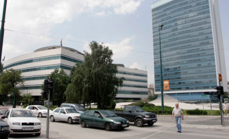 Kritike na rad institucija: Plate i pokloni izmiču kontroli