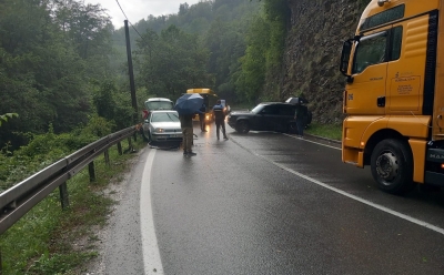 Saobraćajna nesreća kod Kladnja: Više osoba povrijeđeno, saobraćaj obustavljen