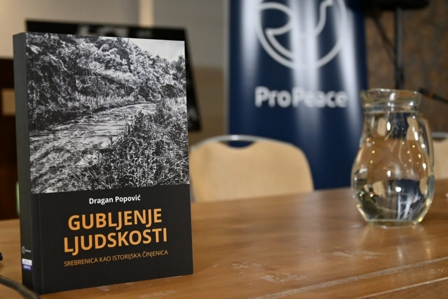 PRIZNANJE ZA 'GUBLJENJE LJUDSKOSTI': Popovićeva knjiga o Srebrenici nagrađena za doprinos kulturi mira