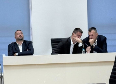 TUČNJAVA POLITIČARA NASRED ULICE U ISTOČNOM SARAJEVU: Dodikov vijećnik nasrnuo na Stevandićevog, intervenisala policija