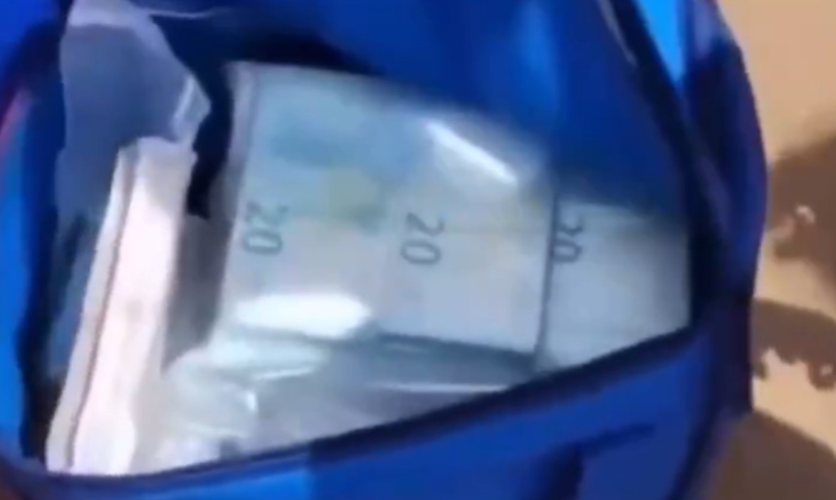 Ljudi utrčavali u more da skupe novac: Talasi na plažu izbacili više od 700.000 evra VIDEO