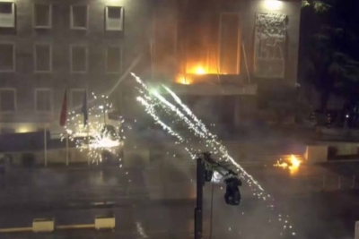 VATRENA NOĆ U TIRANI: Bačeni Molotovljevi kokteli na zgradu vlade (VIDEO)