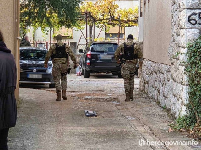 SIPA pretresa šest lokacija: Organizirana skupina prevozila ukradena vozila iz EU u BiH