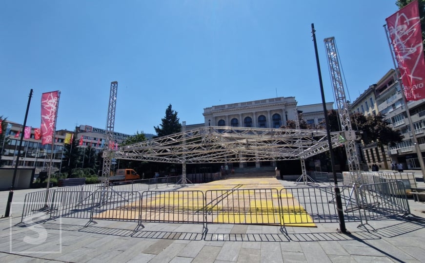 Počele pripreme za SFF: U toku postavljanje podloge i nadstrešnice ispred pozorišta u Sarajevu