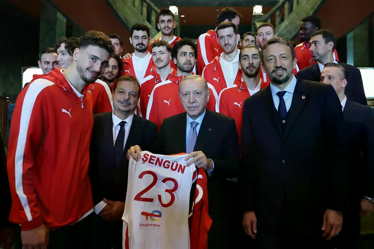 Erdogan primio košarkaške Turske nakon historijske srebrene medalje i uručio poklone nakon povratka iz Rige (FOTO)