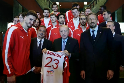 Erdogan primio košarkaške Turske nakon historijske srebrene medalje i uručio poklone nakon povratka iz Rige (FOTO)