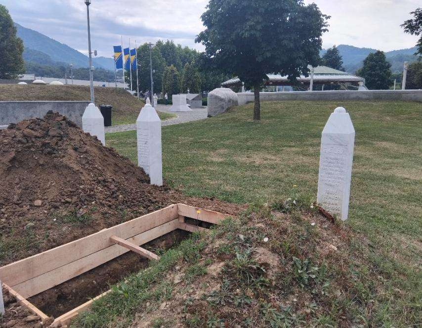 U Potočarima počelo kopanje mezara za deset identifikovanih žrtava genocida