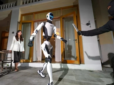 Može da podiže automobile i pomaže u spasavanju: Kinezi predstavili novog humanoidnog robota (VIDEO)