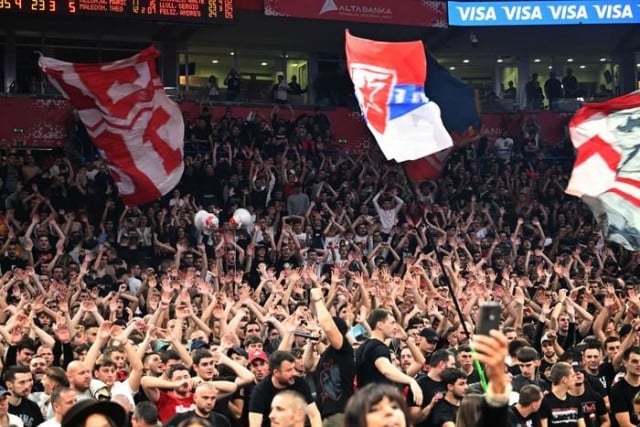 VIDEO Navijači Crvene zvezde nisu zaboravili Informer i Dragana J. Vučićevića