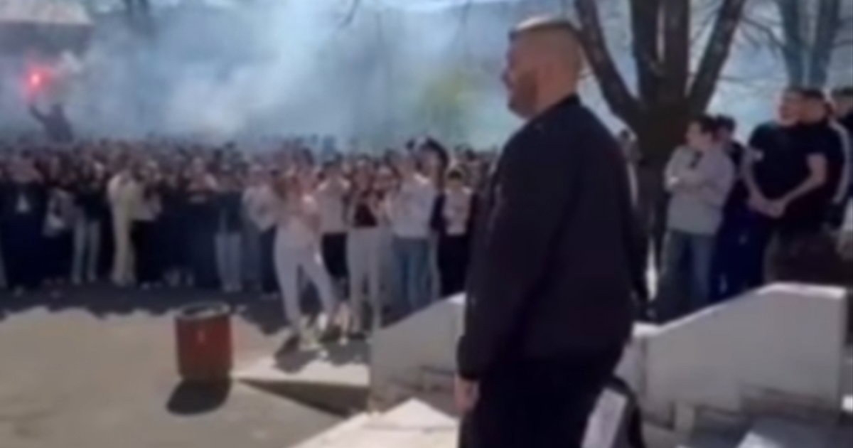 Učenici u Banjaluci priredili emotivan oproštaj profesoru Anelu