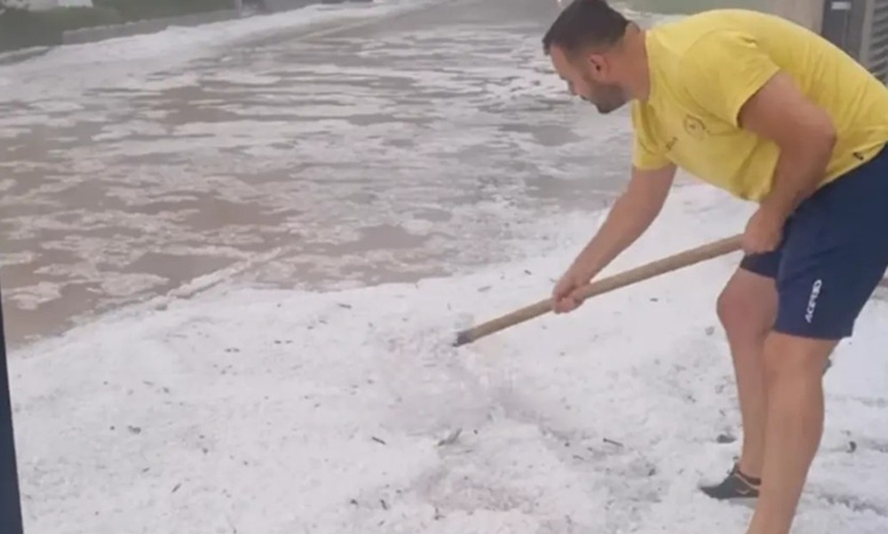 Udri brigu na veselje! Nakon nevremena humor na djelu: “Ko će grtati snijeg na ovoj vrućini?” VIDEO