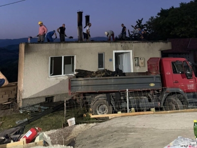 FOTO: Odmah nakon gašenja požara komšije počele saniranje kuće obitelji Haseljić na Vjetrenicama