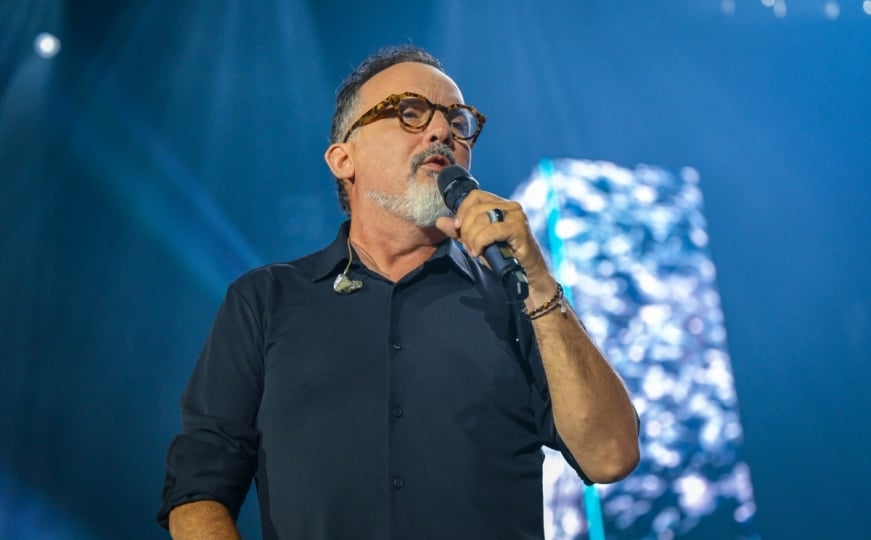 "Pjevam ti u duši dok usta mi šute i poklanjam ti vječnost...": Tony Cetinski i pjesma dana