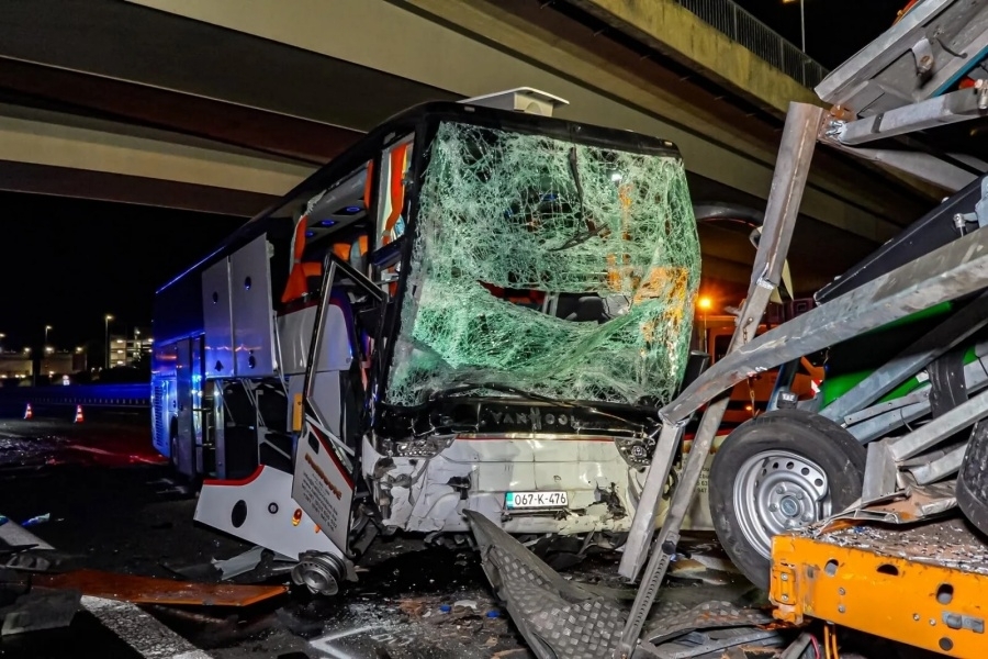 AUTOBUS IZ BiH UČESTVOVAO U TEŠKOJ NESREĆI KOD STUTTGARTA: 15 osoba povrijeđeno, ogromna materijalna šteta (FOTO, VIDEO)