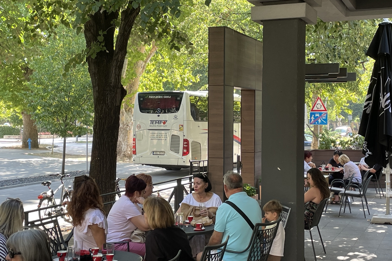 K'O S POSLOM! Poljski autobus pun turista prošao mostarskom šetnicom na Rondou