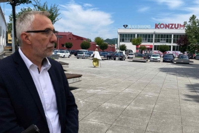 JEDNE LJESTVE I NIJEDNOG RADNIKA: Evo kako izgledaju 'radovi' na trgu u Kiseljaku zbog kojih je HDZ-ov načelnik zabranio organizovanje javnog praćenja utakmica reprezentacije BiH (FOTO)