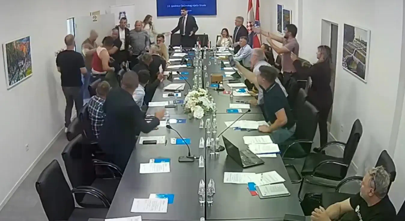 Хаос у БиХ током сједнице: Одборник се потукао са чуваром