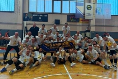 Veliki dan u Živinicama i trenutak za pamćenje: Rukometaši Konjuha podigli historijski trofej