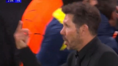 Simeone izgubio razum: Srednji prst kao razlog za crveni karton