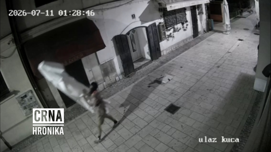 Pogledajte kako lopovi kradu suncobrane po Baščaršiji