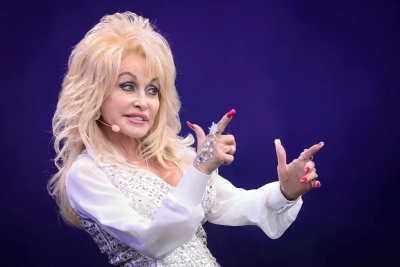 Kraljica country muzike prepoznatljiva po plavoj kosi i šljokicastim kostimima preminula u 80. godini: Dolly Parton je bila i veliki humanitarac