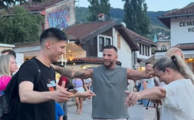 Neočekivani susret na Baščaršiji: Japanski TikToker zaigrao kolo s bh. MMA borcem
