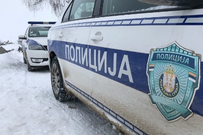 Sa zgrade bacala flaše na okupljene vjernike