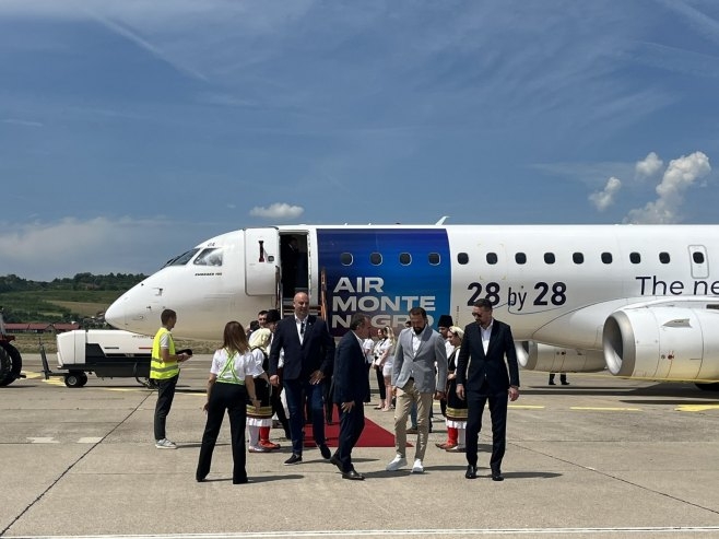 Avion iz Crne Gore sletio na banjalučki aerodrom: Do Tivta za 35 minuta (VIDEO)