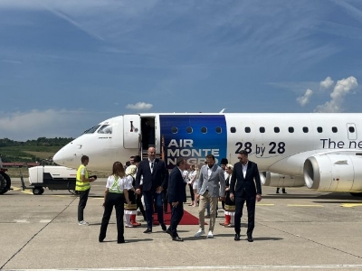 Avion iz Crne Gore sletio na banjalučki aerodrom: Do Tivta za 35 minuta (VIDEO)