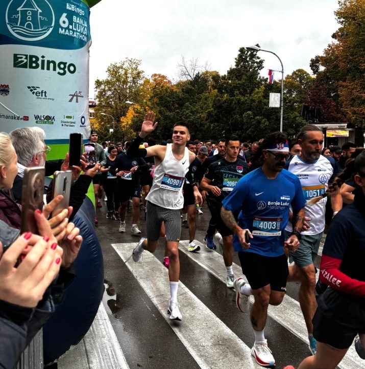 Aleksandar Vujinović sa samo 17 godina istrčao Banjalučki maraton i postao najmlađi finišer (Foto)