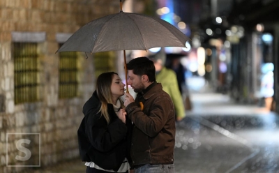 Kišna noć u Sarajevu: Ljudi pod kišobranima, i mokre ulice širom grada