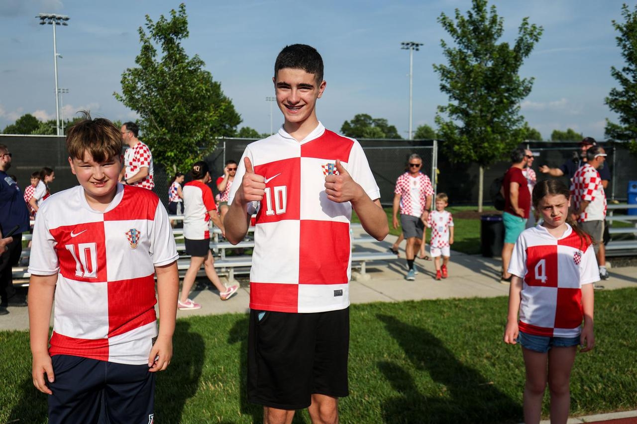 Nevrijeme pogodilo Aleksandriju: "Vatreni" dijelili autograme u mraku