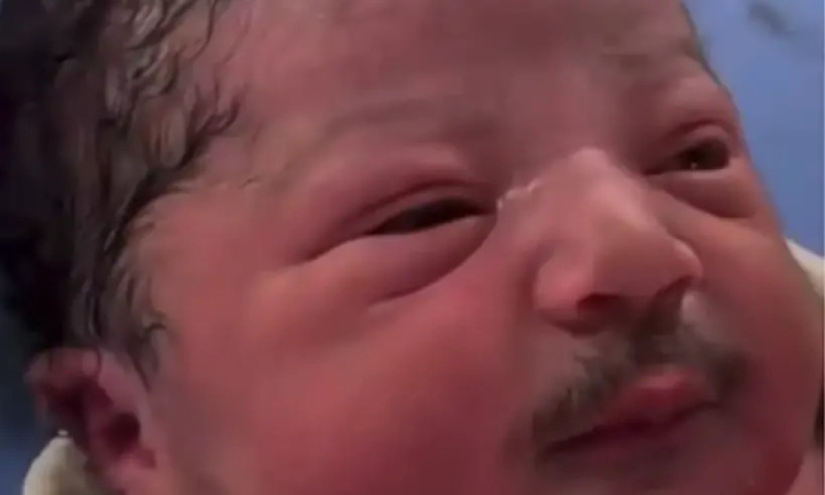 Snimak bebe sa gustim brkovima hit na mrežama: Stručnjaci otkrili pravu istinu o ovoj pojavi VIDEO