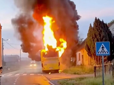 Zapalio se autobus kod Bjelovara, vozač se spasio