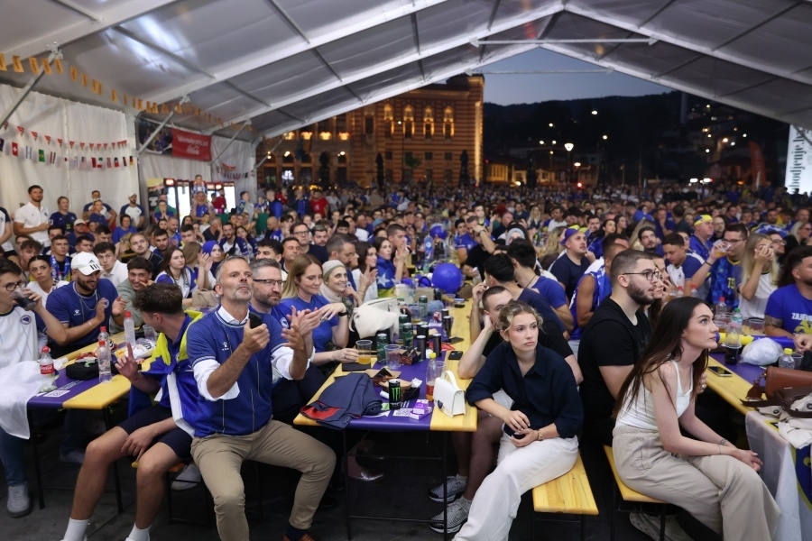 NAVIJAČKA GROZNICA TRESE GLAVNI GRAD: Fan zone pune pred ključni meč BiH, pogledajte šta su zabilježile kamere 'SB' (FOTO)