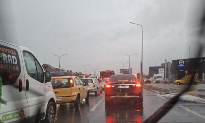 Sudar na zapadnom tranzitu u Banjaluci: Jutarnja gužva i duge kolone vozila